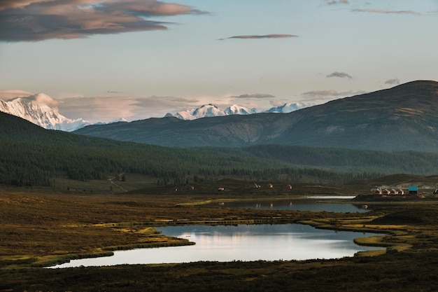 Uitzicht op bergmeren in het ulagan-gebied van de altai-republiek