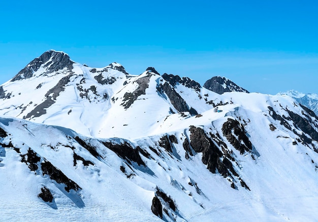 Uitzicht op besneeuwde bergketen en blauwe lucht Landschap natuurlijke achtergrond kopie ruimte