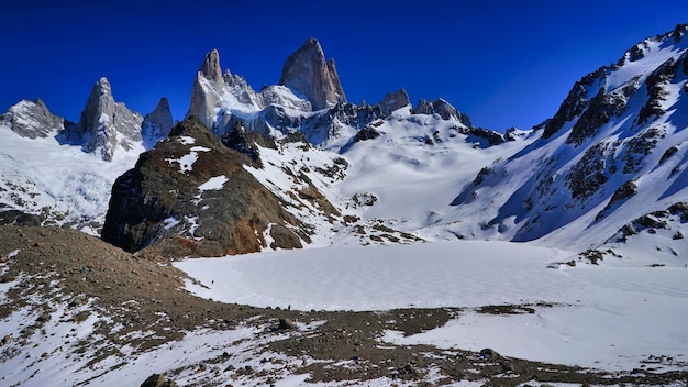 Uitzicht op bevroren meer onder de Fitzroy Mountains