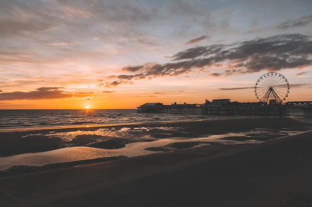 Uitzicht op Blackpool Beach bij zonsondergang