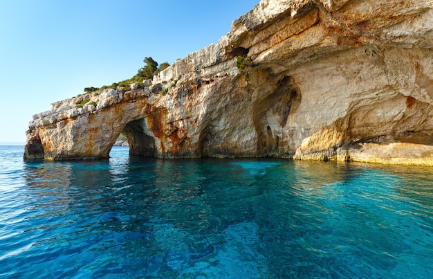 Uitzicht op Blue Caves vanaf de boot Zakynthos, Griekenland, Cape Skinari