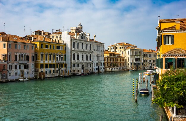 Uitzicht op boten in Canal Grande in Venetië, Italië