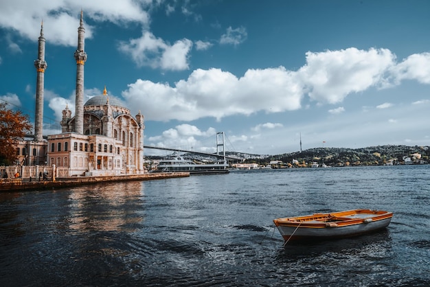 Uitzicht op boten in de rivier tegen bewolkte lucht istanbul ortakoy kalkoen