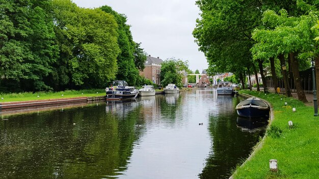 Foto uitzicht op boten in de rivier