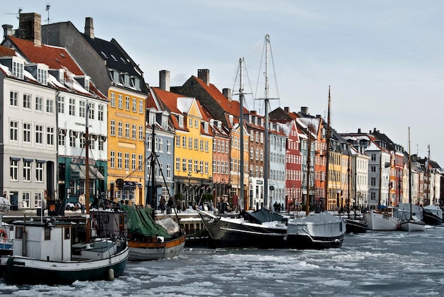 Foto uitzicht op boten in de stad