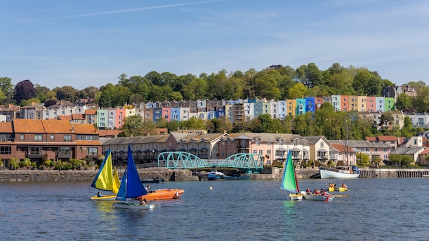 Uitzicht op boten op de rivier de Avon in Bristol