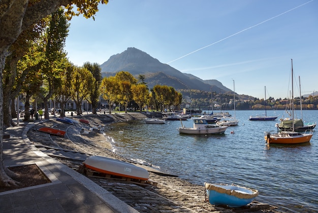 Uitzicht op boten op het Comomeer in Lecco aan de zuidelijke oever van het Comomeer in Italië