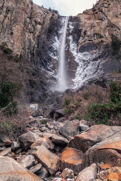 Uitzicht op bridalveil fall in yosemite national park