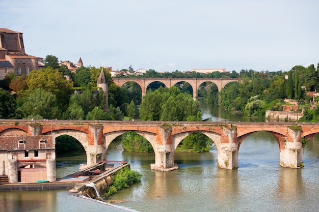 Uitzicht op bruggen in Albi, Frankrijk. Horizontaal schot