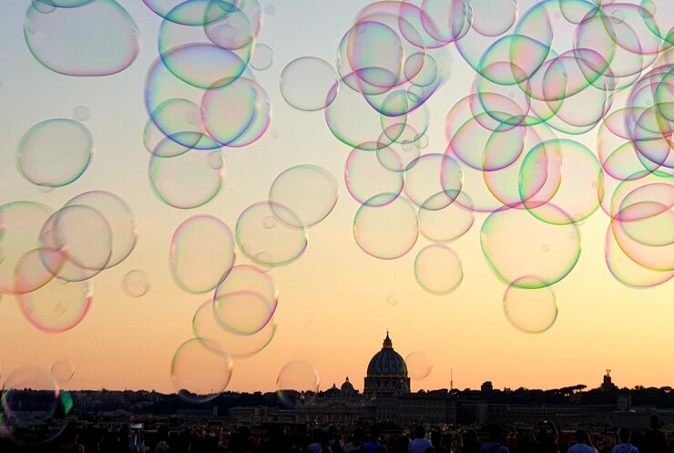 Foto uitzicht op bubbels tegen gebouwen bij zonsondergang