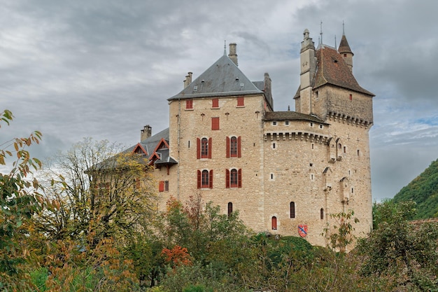 Uitzicht op Chateau de Menthon Saint Bernard kasteel dichtbij Annecy Frankrijk