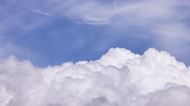 Uitzicht op Cloudscape tijdens een bewolkte blauwe hemel zonnige dag