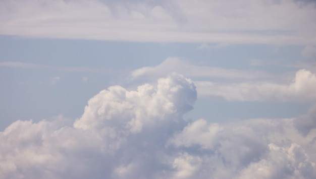 Uitzicht op Cloudscape tijdens een bewolkte blauwe hemel zonnige dag