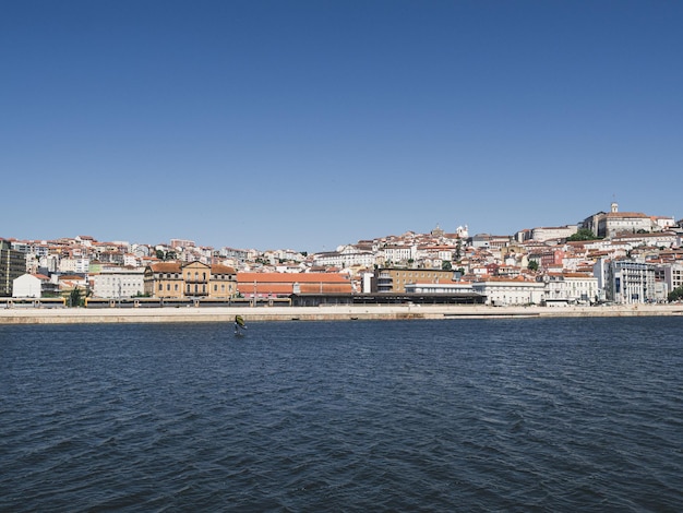 Uitzicht op Coimbra van de rivier de Mondego