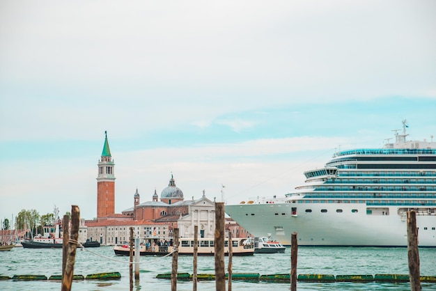 Uitzicht op cruiseschip in het reisconcept van de haven van Venetië