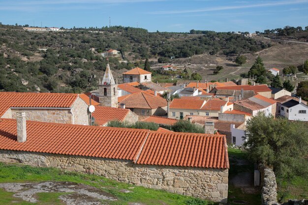 Uitzicht op daken van kerk en dorp in Castelo Mendo, Portugal