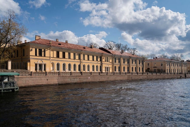 Uitzicht op de academische gebouwen van de AI Herzen Russian State Pedagogical University aan de oever van de Moika-rivier op een zonnige dag Sint-Petersburg, Rusland