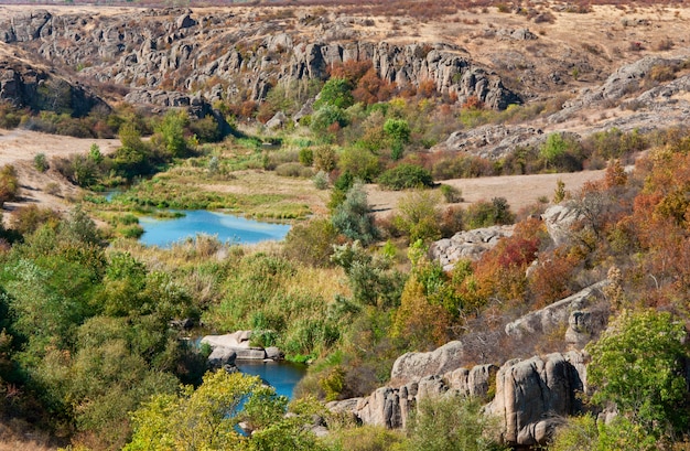 Uitzicht op de Aktov-kloof in de herfstdag