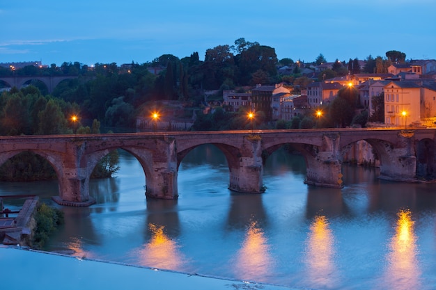 Uitzicht op de Albi, Frankrijk 's nachts. Horizontaal schot