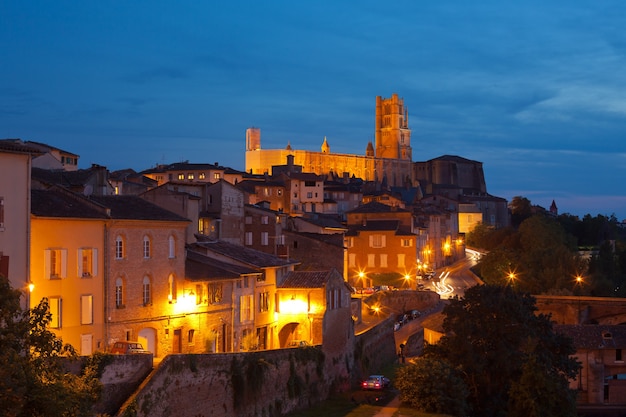 Uitzicht op de Albi, Frankrijk 's nachts. Horizontaal schot