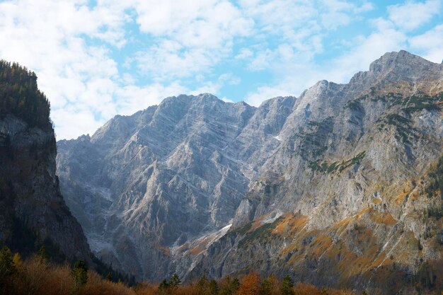 Uitzicht op de alpenbergen in het Berchtesgadener Land op een warme herfstdag