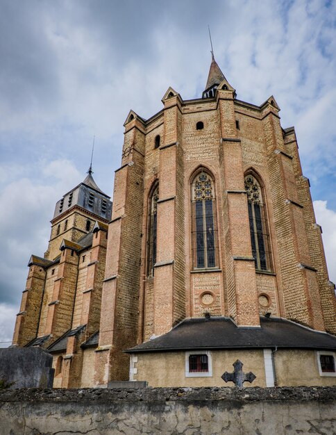 Uitzicht op de apsis en het apsis van de gotische kerk Saint Laurent in Ibos, Zuid-Frankrijk