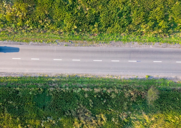 uitzicht op de asfaltweg van bovenaf drone-opnamen