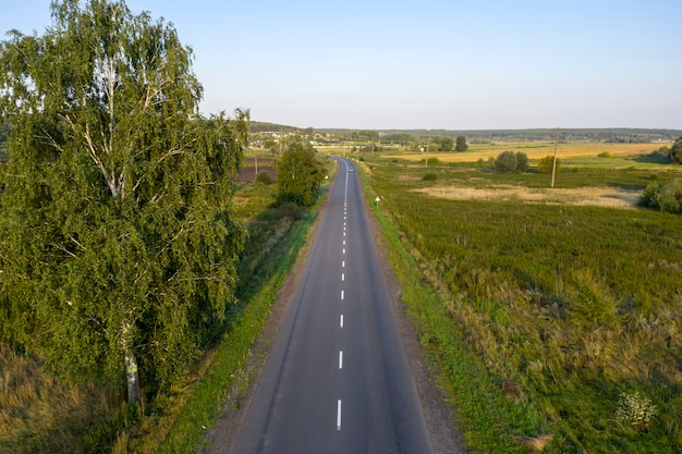 uitzicht op de asfaltweg van bovenaf drone-opnamen