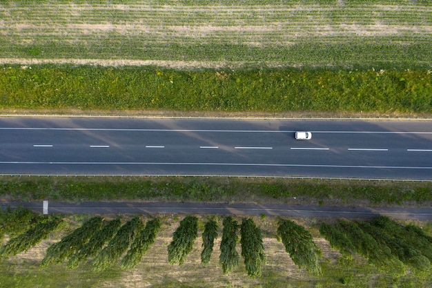 uitzicht op de asfaltweg van bovenaf drone-opnamen