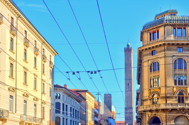 Uitzicht op de Asinelli-toren op een zonnige dag