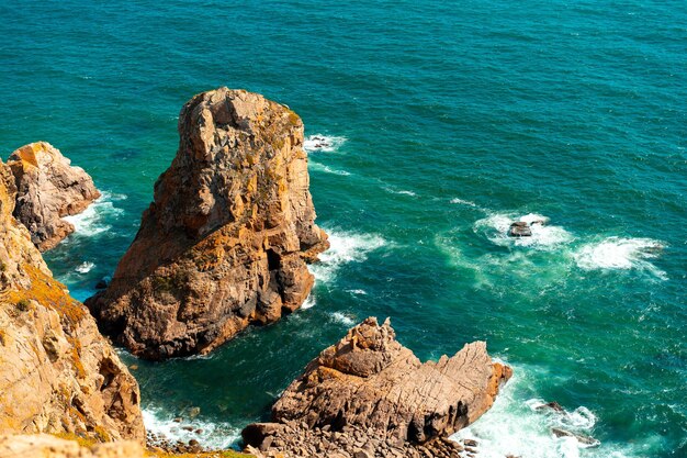 Uitzicht op de Atlantische oceaan met klif Uitzicht op de Atlantische kust in Portugal Cabo da Roca Zomerdag