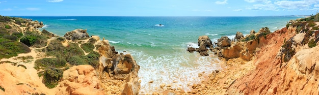 Uitzicht op de Atlantische rotskust Algarve Portugal