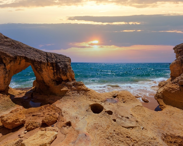 Foto uitzicht op de atlantische rotskust algarve portugal