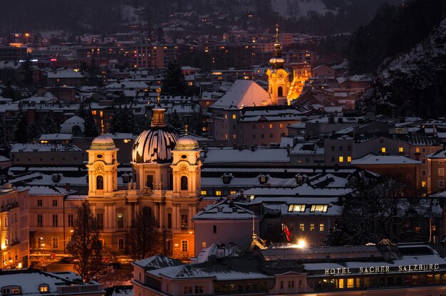 Uitzicht op de avond Salzburg in de winter.
