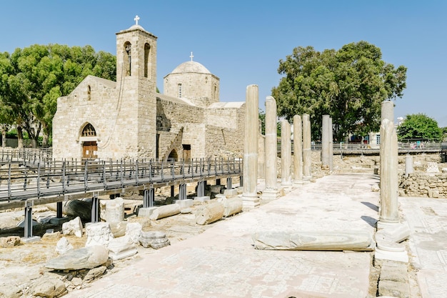 Uitzicht op de ayia kyriaki chrysopolitissa kerk tegen een heldere lucht