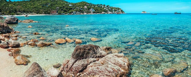 Uitzicht op de baai en rotsen op het eilandShark Bay Koh Tao