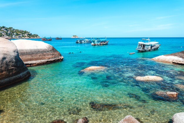 Uitzicht op de baai en rotsen op het eilandShark Bay Koh Tao