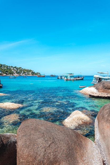 Uitzicht op de baai en rotsen op het eilandshark bay koh tao