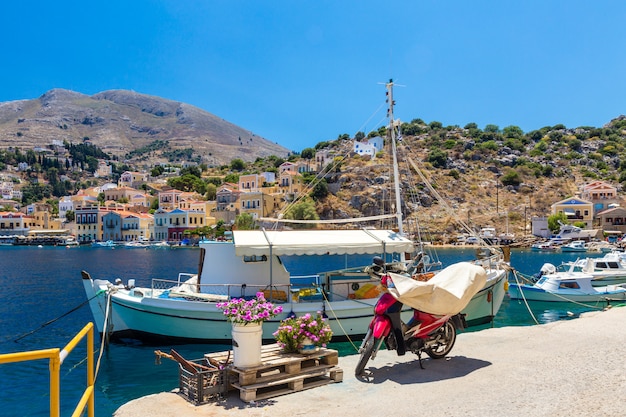 Uitzicht op de baai op het eiland Symi