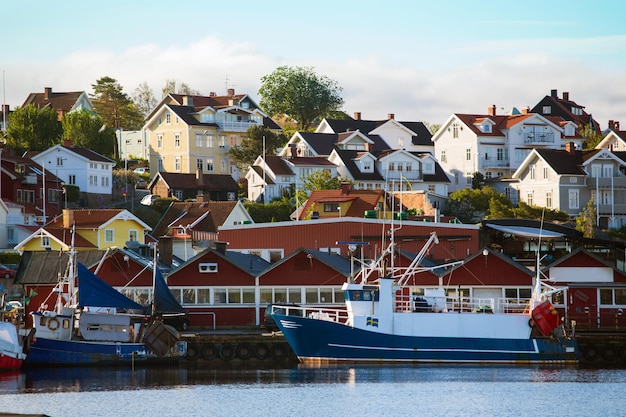 Uitzicht op de baai van de ochtend in een kleine Zweedse stad, Zweden. huizen en schepen tegen de lucht