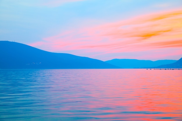 Uitzicht op de baai van Kotor bij de stad Tivat bij zonsondergang, Montenegro - Waterlandschap