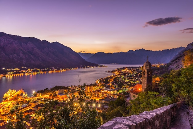 Uitzicht op de baai van Kotor en de stad van bovenaf bij zonsondergang, Montenegro