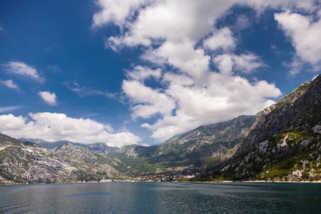 Uitzicht op de baai van Kotor, Montenegro. Zomer, mooie wolken