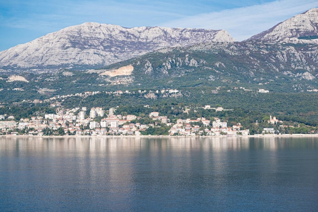 Uitzicht op de baai van kotor vanaf de zee, omringd door bergen in montenegro, een van de mooiste baaien ter wereld