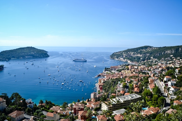 Uitzicht op de baai van Monaco met prachtige jachten en woongebouwen in Monte Carlo, Monaco