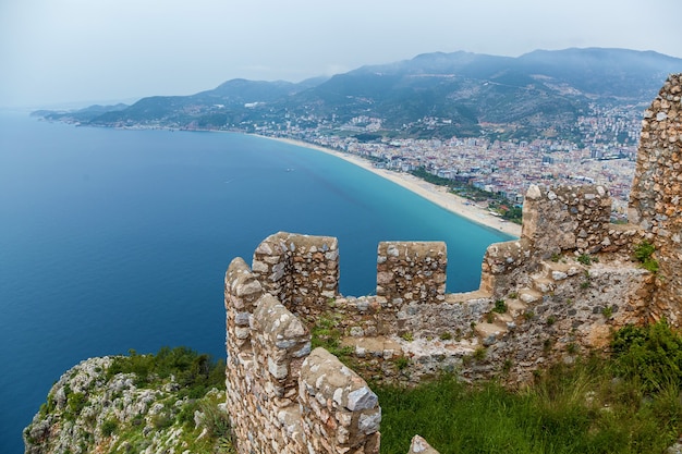 Uitzicht op de badplaats Alanya de vuurtoren in de haven van Alanya het oude fort van Alanya