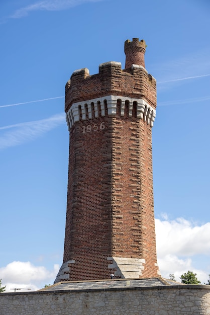 Uitzicht op de bakstenen hydraulische toren bij Wapping Dock, Liverpool, Engeland