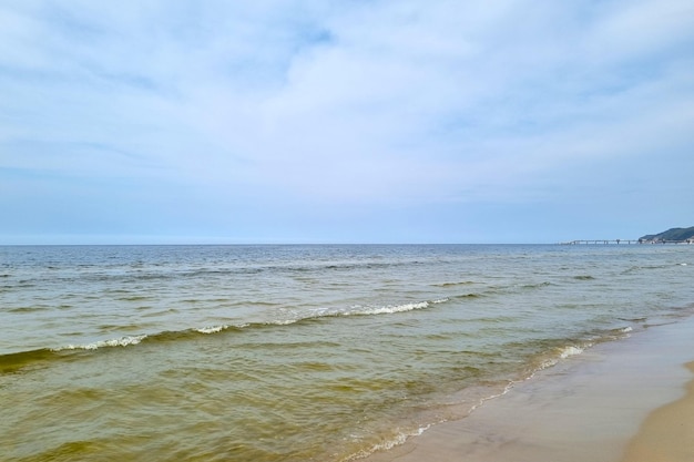 Uitzicht op de Baltische Zee en de blauwe lucht Vrijetijdsachtergrond