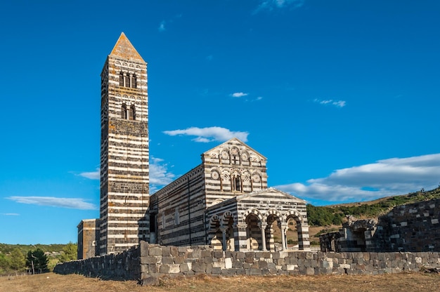 Uitzicht op de Basiliek Heilige Drievuldigheid van Saccargia Sardinië Italië