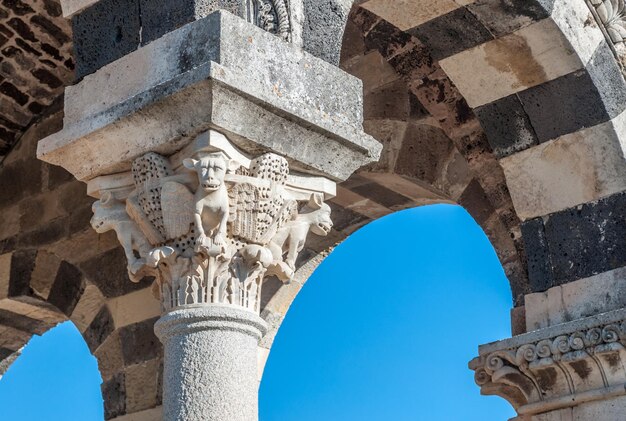 Uitzicht op de Basiliek Heilige Drievuldigheid van Saccargia Sardinië Italië